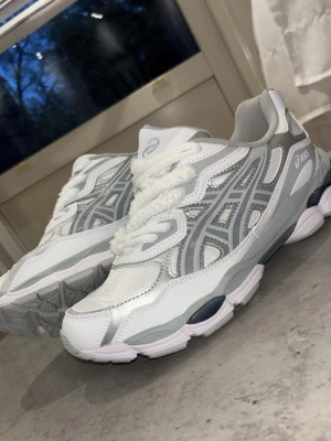 Asics Gel - ASICS Gel-NYC White/Oyster Grey    Storlek 42 EU   Helt nya, aldrig använda    Säljer ett par riktigt snygga och populära sneakers. Enkla att matcha och sitter skönt på foten tack vare GEL-dämpningen.     Pris kan diskuteras vid snabb affär 👍