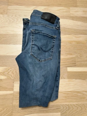Mörkblå jeans, Jack&Jones - Ett par mörkblåa jeans från Jack&Jones! Är i bra skick, inga speciella skråmor. Storleken är 27/30. Säljs pga att dem är för små! Frågor??? Fråga!!!!