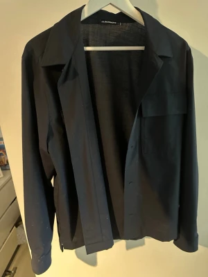 Mörkblå overshirt från J.Lindeberg - Köpt för ~2000kr, använt 1 gång. Sitter bra, och perfekt för en sommarkväll