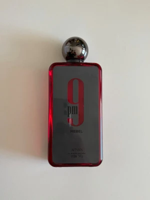 Afnan 9PM Rebel – 100 ml – Ca 80% kvar - Säljer min Afnan 9PM Rebel, 100 ml. Flaskan är i fint skick och ungefär 80% finns kvar (se bilder).  Doften är söt, fräsch och perfekt för kvällar. Endast använd ett fåtal gånger.  • Original • Förvarad mörkt och torrt • Skickas snabbt & väl packad  Perfekt om du vill testa en populär doft till bättre pris.