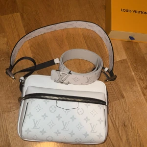Louis Vuitton Väska & Bälte (Efterfrågad) - Säljer min vita Louis Vuitton väska som många har frågat om. Inte använd mycket. Mest under sommarn. Kan slänga på bältet på dealen men för extra. 