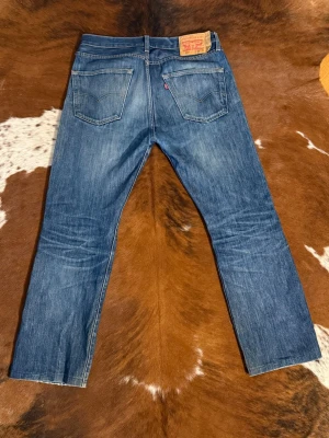 Levis 501 - Tjena! Säljer dessa riktigt snygga Levis 501, perfekt  sliten wash med straight passform, W32/L30, hör av dig vid funderingar!🙌