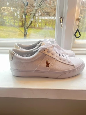 Vita sneakers från Polo Ralph Lauren - Snygga vita sneakers från Polo Ralph Lauren. Super bra skick, använda en gång tills jag insåg att de var förstora för mig. Nypris 999kr !!!  Använd gärna ”köp nu” knappen ❣️