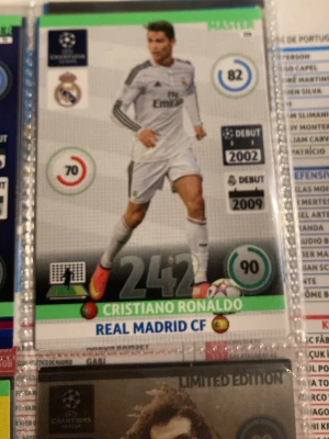 Fotbollssamlarkort Champions League - Två samlarkort från Champions League med fotbollsspelare i matchställ, ett från Real Madrid CF och ett från FC Barcelona. Kortens design har klubbmärken, statistik och färgstarka detaljer i vitt, blått, rött och grönt. Perfekt för dig som gillar fotboll och samlarprylar. Pris 100 kr styck 