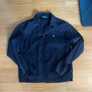 Ralph lauren jacka - Riktigt snygg ralph lauren jacka i bra skick, det ända är att den har blivit reparerad en gång (bild 4) men det är insidan så inget som syns. Skriv om du har fler frågor!