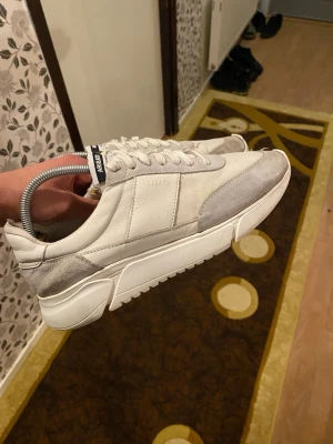 Axel arigtos Genesis - Hej säljer ett par Axel arigtos geniuses är ej i bästa skicket men har fof mycket att ge bak delen påvärkar inget med användning. 