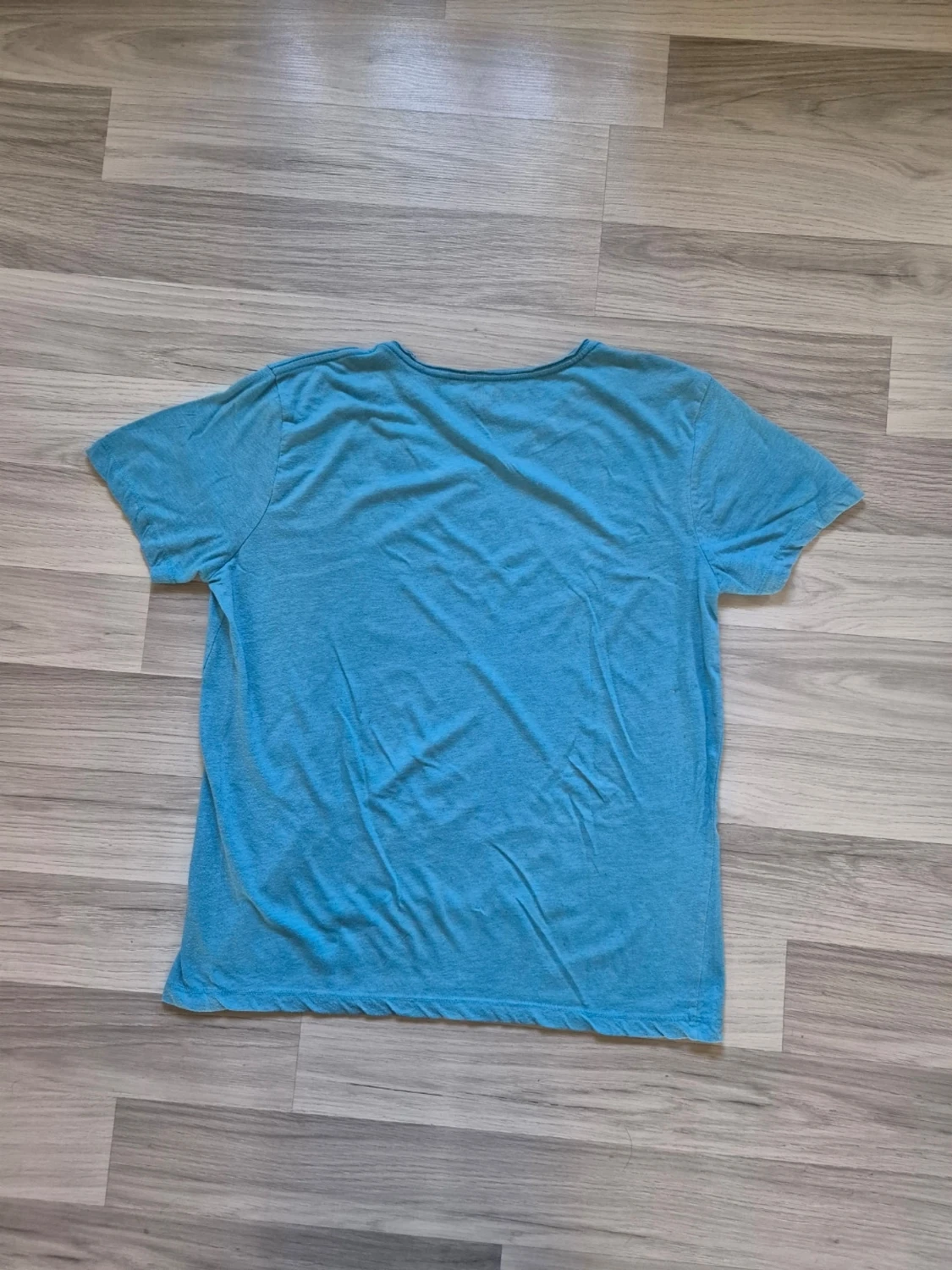 Blå basic t-shirt med v-ringning - 1