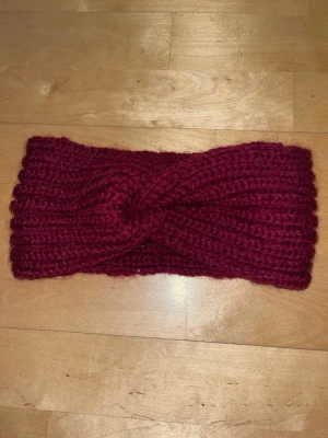 Villapanta 54cm - Lankavan into langasta tehty villapanta. Pari talvea ollut satunnaisesti käytössä. Koko noin 54cm päähän sopiva. Eläintalous MMM Katsothan myös muut ilmoitukseni Tarjoa 