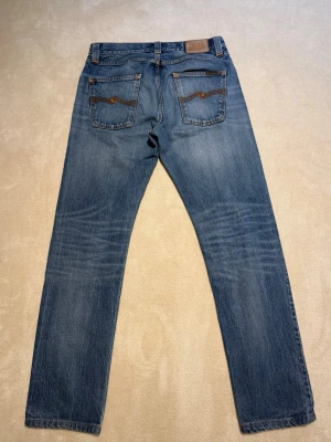 Nudie Jeans - Säljer ett par klassiska blå jeans från Nudie. Modellen är steady eddie och storlek är W31/L34. Jeansen är i bra skick och nypris ligger på 1800kr. Bara att skriva vid frågor!