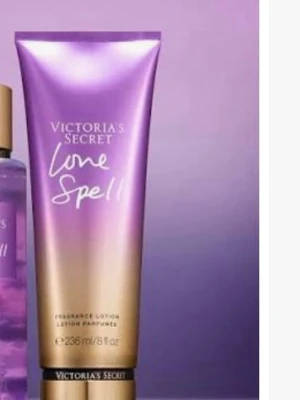 Victoria's Secret Love Spell lotion - Fräsch och lyxig bodylotion från Victoria's Secret i doften Love Spell. Tuben är lila och guld med snygg glansig finish. Innehåller 236 ml och har en mjukgörande formula som ger huden en härlig doft och återfuktar på djupet.