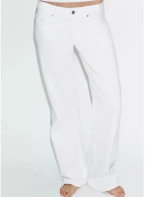 Vita jeans  - Säljer ett par vita jeans som passar så bra nu till sommaren. De är lite mindre i stl och passar mig som vanligtvis har stl 34 i jeans. Så snygga och stilrena. Midwaist på mig. 