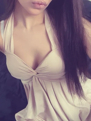 Beige halterneck klänning - Snygg beige klänning med halterneck och twistad detalj framtill. Klänningen har en luftig passform och är ärmlös, perfekt för varma dagar. Tillverkad i ett mjukt och lätt material som ger en skön känsla.