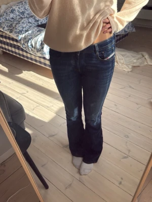 Mörkblå bootcut jeans - Diesel jeans. Använda 1 gång men har klippt av lappen innuti då den störde väldigt mycket storlek 28