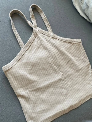Beige ribbad linnetopp Gina Tricot - Använd två ggr
