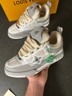 Lv skates - Hej! Säljer ett par riktigt fräscha gråa lv skates. Passar absolut perfekt nu tillalla årstider. Skriv gärna privat för mer info. Priset kan diskuteras!!