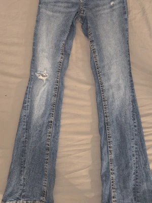 Sjukt snygga bootcut ripped jeans - Ett par sjukt snygga jeans, med en ripped style. Jeansen har används fåtal gånger. Vill ni veta mer är det bara att skriva❤️