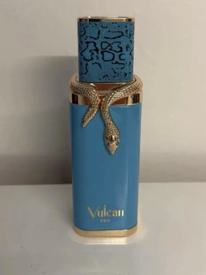 Vulcan Feu 10ml sample - Vulcan Feu 10 ml. Unik och tropisk sommardoft! Efterliknar Stephanie Humbert Lucas ”God of fire” perfekt doft för sommaren! 5% rabatt vid köp av bundle/minst 2 varor. 