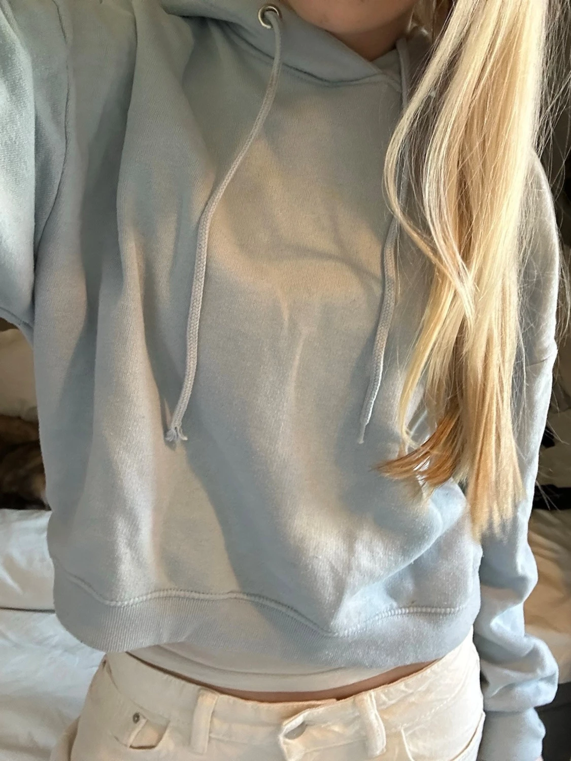 Ljusblå cropped hoodie - 1