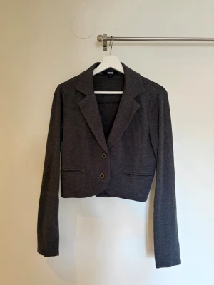 Kavaj/tröja - Tunn kavaj i tröj material. Storlek 12, men skulle säga S/M. 