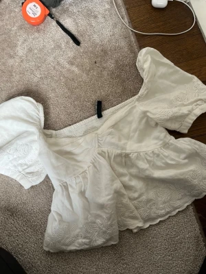 Topp från Zara  - Säljer denna eftertraktade topp med volang ned till från Zara 