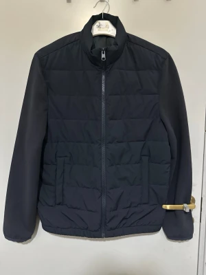 Cardigan jacka  - Säljer helt ny cardigan jacka för herr för Zara. Original pris 500 &