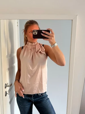 Ljusrosa ärmlös topp med rosett - I fint skick och storlek S/M💞