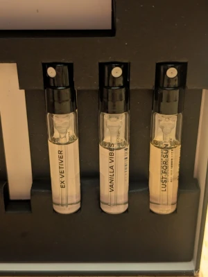 Juliette Has A Gun parfymprover set - Set med tre parfymprover från Juliette Has A Gun: 'Vanilla Vibes', 'Lust For Sun' och 'Ex Vétiver'. Se bilder för skick, ursprungligen 2ml i varje flaska. Kolla gärna min profil, jag har fler parfymer. 