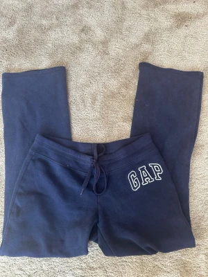 Mörkblå mjukisbyxor från GAP XS - Mörkblå mjukisbyxor från GAP med broderad logga på vänster sida. Tillverkade i mjukt och skönt material. 💕💕