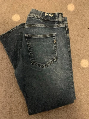 Dondup jeans blå - Säljer ett par riktigt snygga dondup jeans i storlek 32-33 slimfit. Passform 170-180. Skick 8/10 Inga defekter.  Kan diskutera pris och allt möjligt!