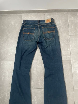 Nudie jeans flare Glen  - Säljer ett par nudie jeans i modellen flare glen, storlek 32/34. Fint skick. Kontakta gärna vid frågor! 