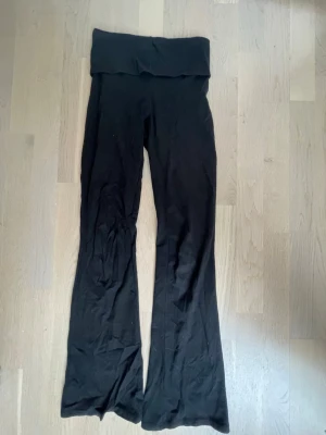 Svarta bootcut yogapants - Säljer ett par svarta byxor med nervikbar midja.