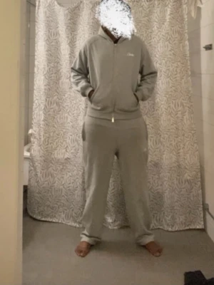 Grå mjukisbyxor från Corteiz - Säljer ett par grå mjukisbyxor från Corteiz med broderad logga på vänster sida. Byxorna har avslappnad passform, resår i midjan och muddar vid bensluten. Perfekta för chill dagar och riktigt sköna att ha på sig.