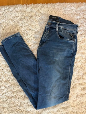Replay Anbass Jeans - Mörkblåa Replay Anbass som är mycket bra skick. Storlek 34.