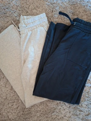 Två par mjukisbyxor, grå & marinblå - Dom gråa har använts några gånger och har fläckar (borde gå bort med fläckbortagning)💕