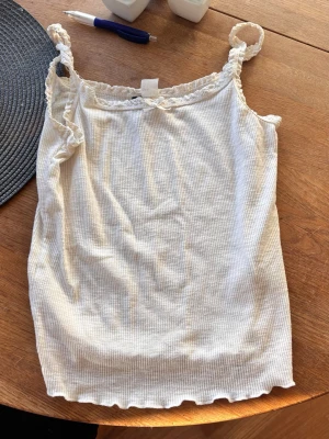 Gulligt vitt linne  - Säljer detta urgulliga linne som inte kommer till användning längre hos mig