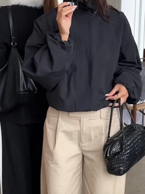 Svart vindjacka med hög krage - Säljer min snygga jacka från Gina Tricot som har varit slutsåld länge. Endast använt den några gånger men den är som ny💞