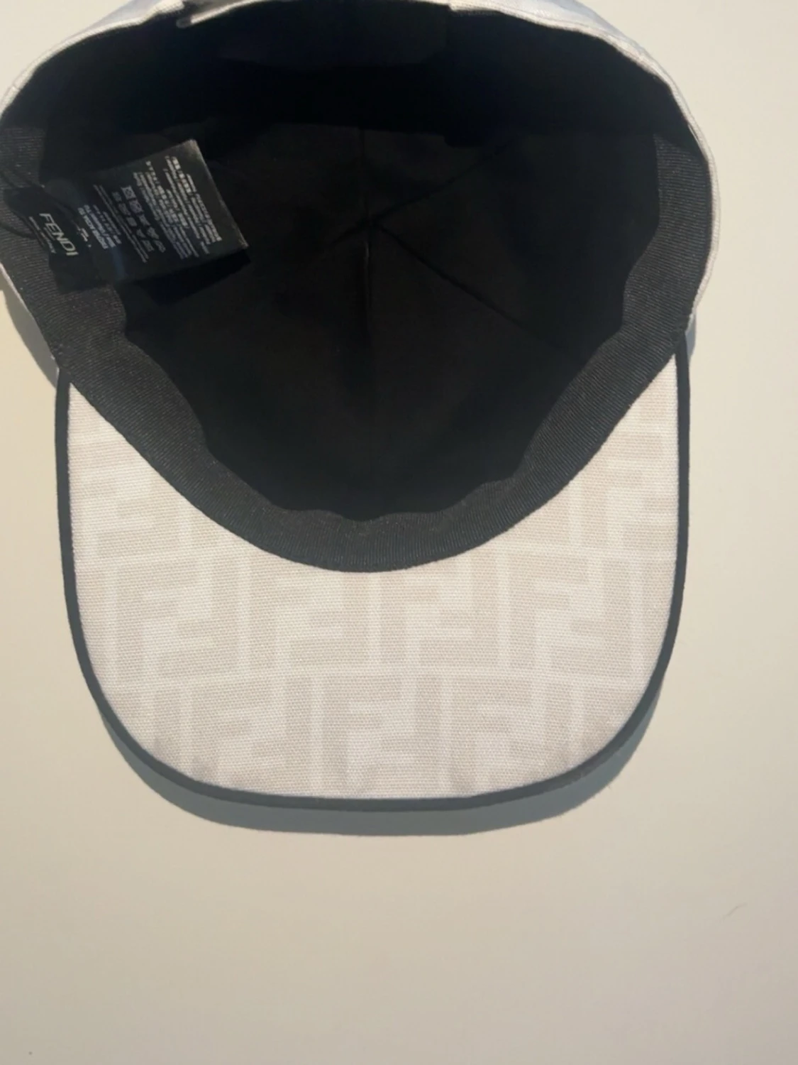 Vit F keps med FF-mönster - 2