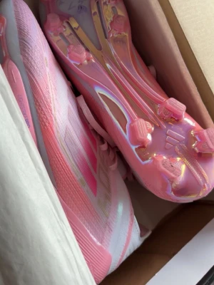 Rosa Adidas fotbollsskor med dobbar - Säljer ett par riktigt snygga fotbollsskor från Intersport som tyvär inte säljs längre. Har aldrig använt dessa och köpta för 3999kr. Säljer de pga att de va för stora på mig. Pris kan diskuteras 