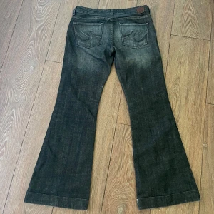  jeans - Midjemått: 37 cm tvärs över, Innerbenslängd: 74 cm