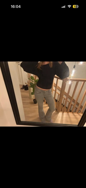 Low waist bootcut jeans  - Säljer ett par gråa low waist bootcut jeans från Gina Tricot i storlek 34❣️