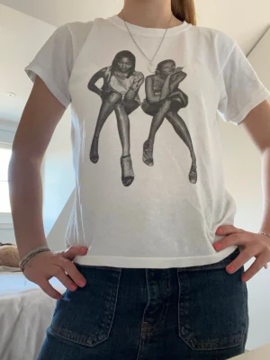 In print we trust T-shirt!  - Säljer min virala in print we trust tshirt! Köpte för ett tag sedan men knappast använd. Tröjan är i väldigt fint skick och har inte fläckar eller hål. Den är i storlek S och passar folk med mindre än S också. 🤍🖤🤍🖤