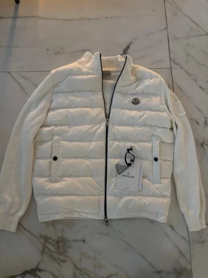 Moncler Cardigan Vit - Moncler cardigan Vit, helt ny, NFC funkar, tag funkar. Storlek S