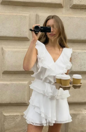 Student klänning Gina - Frill mini dress från Gina. Ny med prislapp kvar! Säljer då jag hittat en annan. Pris går att diskuteras. Skriv för fler bilder🩷