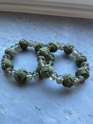 Gröna armband  - Två gröna armband med chunky pärlor, gjorda av mig. Säljs tillsammans💕