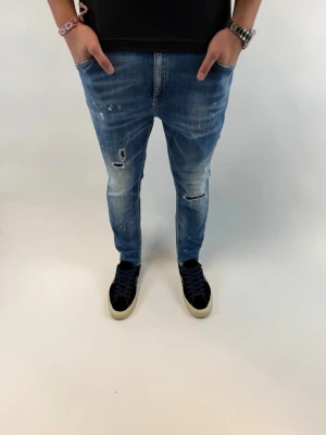 Dondup Jeans  - Dondup Jeans Limited Edition! Trendigaste jeansen på marknaden.  Ny pris= 4000 kr Säljs för= 850 kr (Modellen har original slitningar från fabrik vilket är väldigt eftertraktat och populärt)