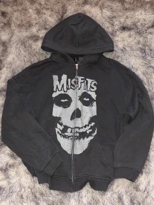 Misfits hoodie med dragkedja - Säljer den här mörkgråa hoodien med dragkedja och stor  Misfits-logga 🖤