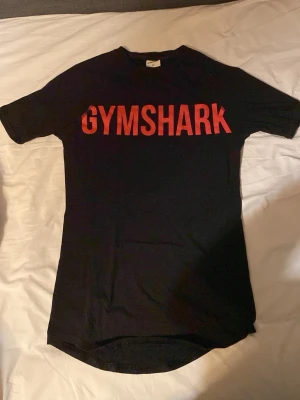 Gymshark Compression shirt/muscle fit - Säljer denna muscle fit/compression shorten från gymshark då jag växt ut den nu. Den har blivit använd fåtals gånger och har inga defekter!