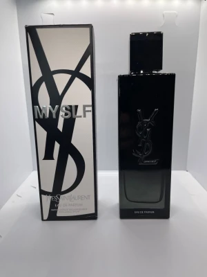 Yves Saint Laurent MYSLF Eau de Parfum - Helt oanvänd 100ml dam parfym. Vid frågor är det bara och fråga. Priset är aldrig hugget i sten Paket erbjudande är möjligt Svarar och fraktar inom 12h