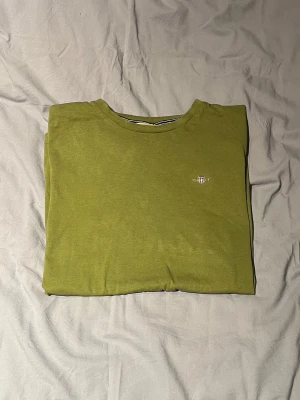 Grön gant t-shirt - Jag säljer min gröna gant T-shirt eftersom jag inte har plats kvar i garderoben. Så det är inget fel på den. Den är näst intill nyskick. Den är i storlek s men sitter rätt tajt. Ny kostar den 600kr på boozt.