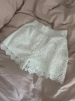 Vita spets shorts  - Spets shorts köpt utomlands på en marknad står ingen storlek men skulle säga xs-s❣️